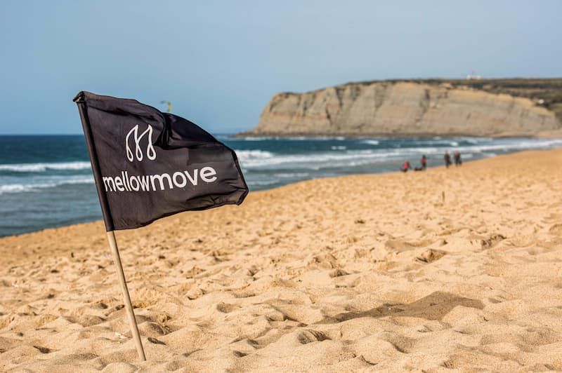 beach flag am surfkurs strand von mellowmove